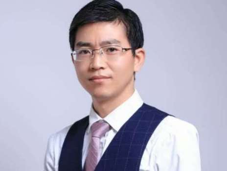 東方整形醫(yī)院何杰醫(yī)生怎么樣？是一位博士，在整形界內(nèi)有較高的聲譽(yù)