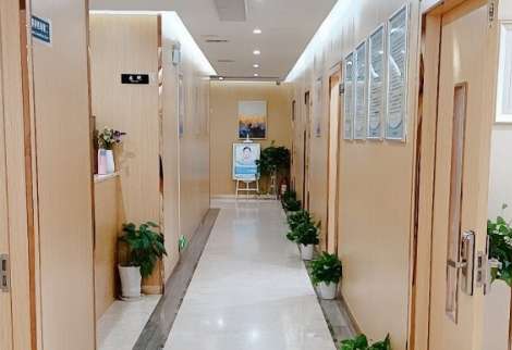 成都整形醫(yī)生段熹醫(yī)生怎么樣？擅長(zhǎng)的項(xiàng)目比較豐富，在鼻部整形擁有強(qiáng)大的實(shí)力和多年的臨床經(jīng)驗(yàn)