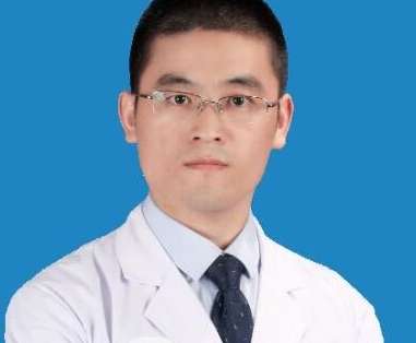 鄭州醫(yī)美隆胸醫(yī)生排名！劉清亮醫(yī)生在河南省人民醫(yī)院整形美容科，致力于胸部整形的技術(shù)研究