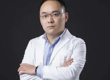 整容醫(yī)生黃雄飛怎么樣？于07年獲得了博士學(xué)位之后就不斷的進行發(fā)展