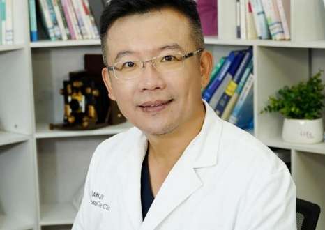 北京袁強(qiáng)博士拉皮怎么樣？拉皮方面有比較強(qiáng)的實力，掌握了嫻熟的技巧