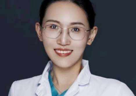 蔣萱面診雙眼皮醫(yī)生怎么樣？是國(guó)內(nèi)整形專家，并且還擔(dān)任著多個(gè)社會(huì)職位