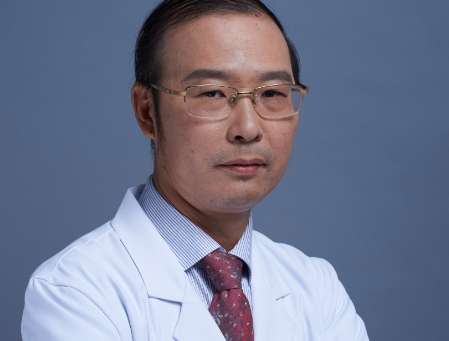 楊明勇做雙眼皮怎么樣？在眼部整形方面研究頗深，是一名主任醫(yī)師