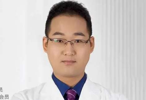 整形醫(yī)生李艷東怎么樣？在為求美者進(jìn)行相關(guān)整形的時候會和求美者進(jìn)行交談