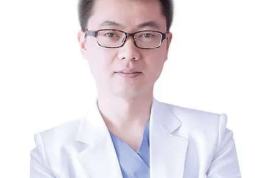 整形醫(yī)生陳秋思怎么樣？具備很高的美學(xué)素養(yǎng)，擅長(zhǎng)去眼袋等面部整形手術(shù)