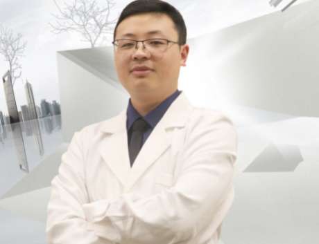 鄒功偉做雙眼皮怎么樣？擔任著上海玫瑰美容醫(yī)院的主任醫(yī)生，有多年的臨床經(jīng)驗