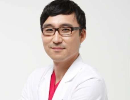 沈陽隆胸醫(yī)生排名總結(jié)！楊慶峰醫(yī)生在一家整形機構(gòu)進行工作，作為一位從事20多年的整形專家
