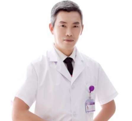 李英春脂肪隆胸怎么樣？是燒傷整形科的主任醫(yī)師，也是一名副教授