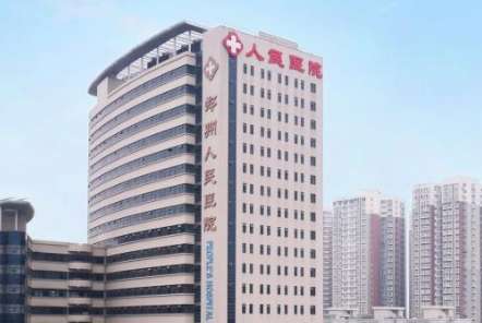 鄭州種牙哪家醫(yī)院好？鄭州人民醫(yī)院口腔科有醫(yī)護人員30多人，高級職稱人數(shù)16人