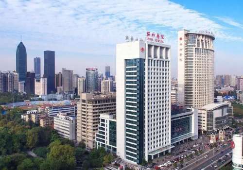 武漢協(xié)和醫(yī)院隆胸怎么樣？醫(yī)生名單與全新價(jià)格表